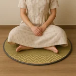 2ft round Madurkathi river grass mat with size diagram, close-up of stitched piping, and raw material source (river grass)
